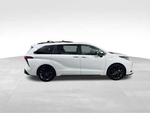 Used 2022 Toyota Sienna XSE image 7