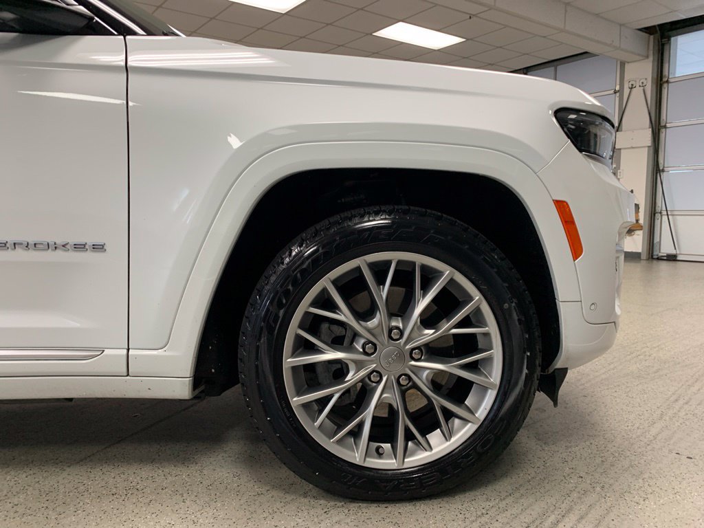 Used 2023 Jeep Grand Cherokee Summit w/ Advanced Protech Group IV AWD/4WD image 8