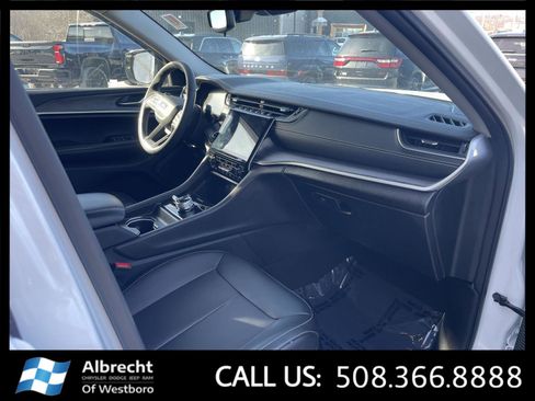 Used 2024 Jeep Grand Cherokee Limited image 19