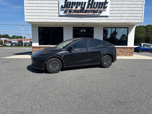 Used 2026 Tesla Model Y 2WD image 1