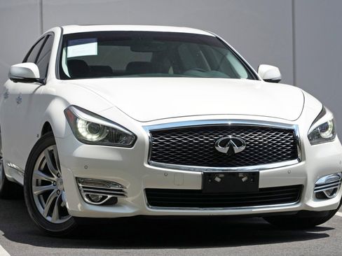 Used 2019 INFINITI Q70 Luxe RWD image 2