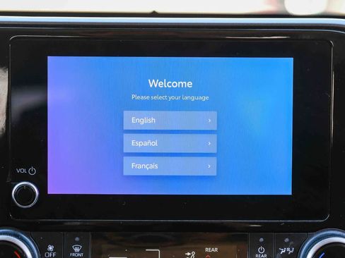 Used 2023 Toyota Highlander LE AWD/4WD image 16
