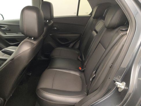 Used 2021 Chevrolet Trax LT w/ LT Convenience Package FWD image 18
