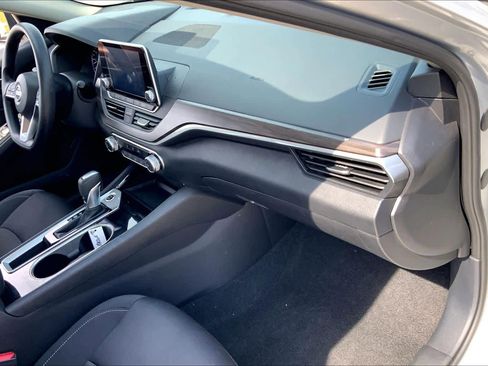 Used 2024 Nissan Altima 2.5 SV image 17