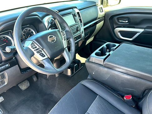 Used 2019 Nissan Titan SV image 12