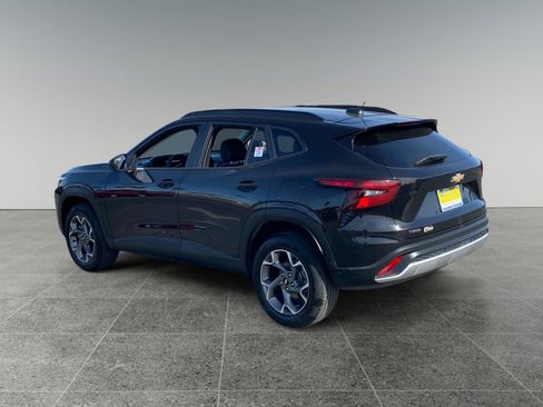 Used 2025 Chevrolet Trax LT FWD image 3