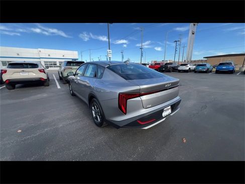 Used 2025 Kia K4 LXS image 6