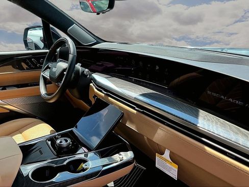 Certified 2025 Cadillac Escalade IQ Luxury 2 AWD/4WD image 27