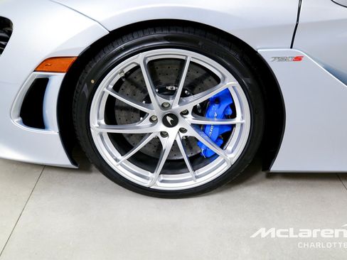Used 2026 McLaren 750S Spider RWD image 29