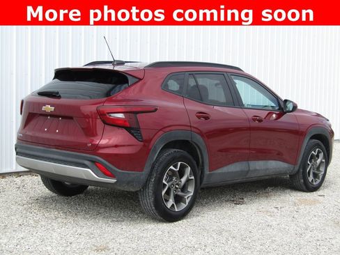 Used 2025 Chevrolet Trax LT w/ LT Convenience Package image 3