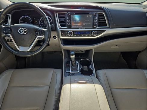 Used 2019 Toyota Highlander XLE image 17