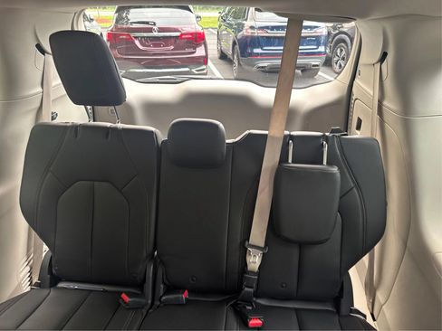 Used 2019 Chrysler Pacifica Touring-L FWD image 28