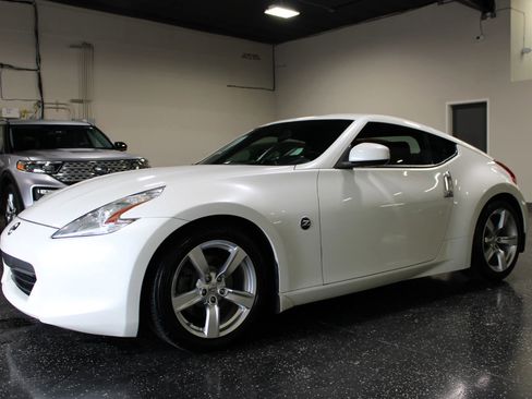 Used 2011 Nissan 370Z Coupe RWD image 7