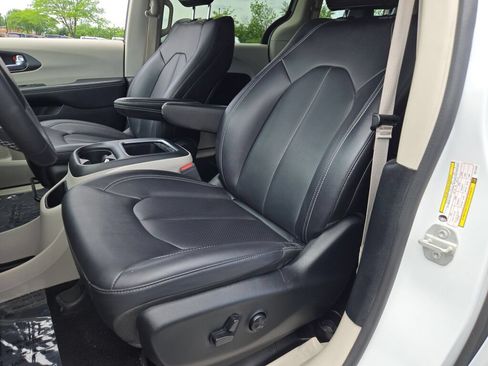 Used 2024 Chrysler Pacifica Limited FWD image 27