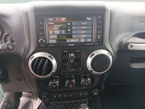 Used 2016 Jeep Wrangler Unlimited Sahara w/ Connectivity Group AWD/4WD image 11