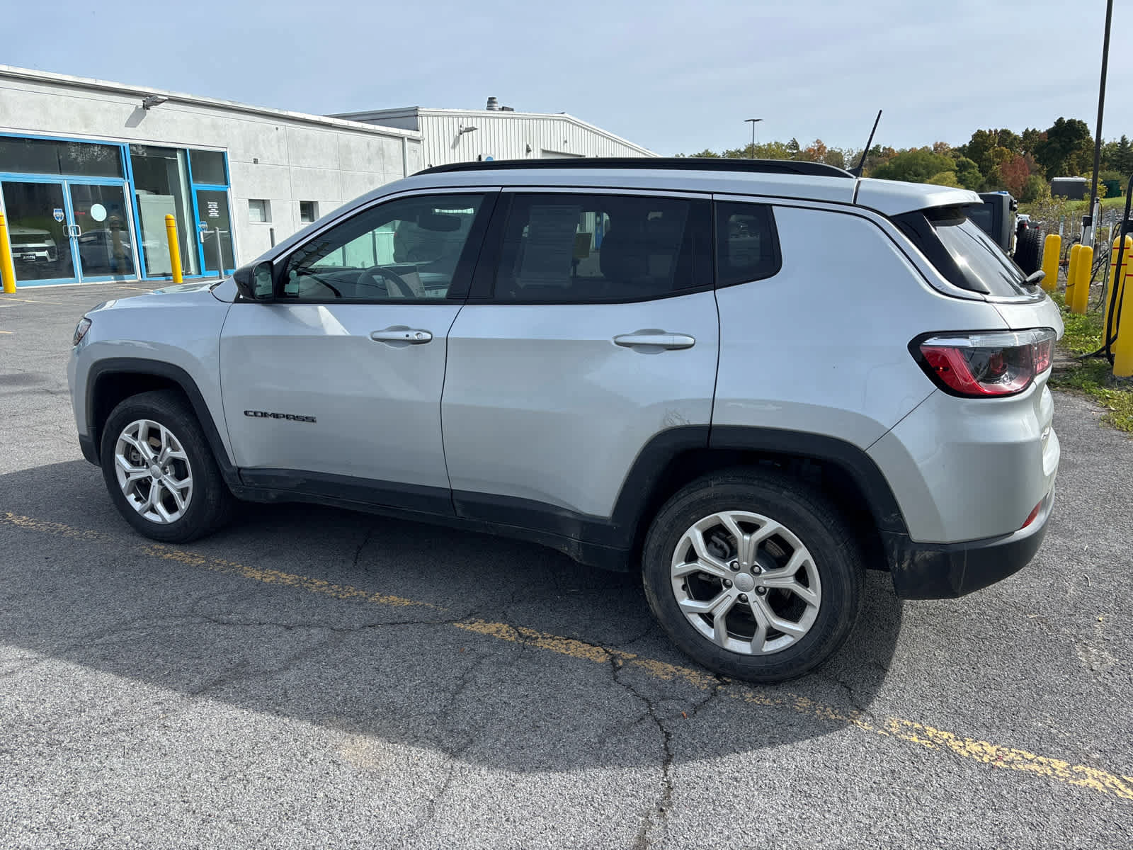 Used 2024 Jeep Compass Latitude w/ Convenience Group AWD/4WD image 2