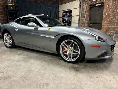 Used 2015 Ferrari California T image 16