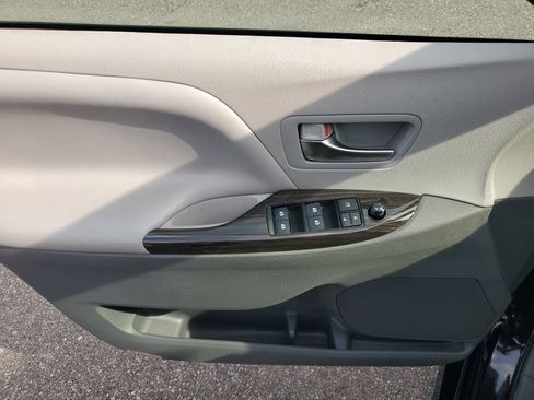 Used 2019 Toyota Sienna XLE image 21