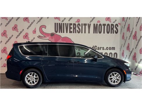 Used 2023 Chrysler Pacifica Touring-L FWD image 9