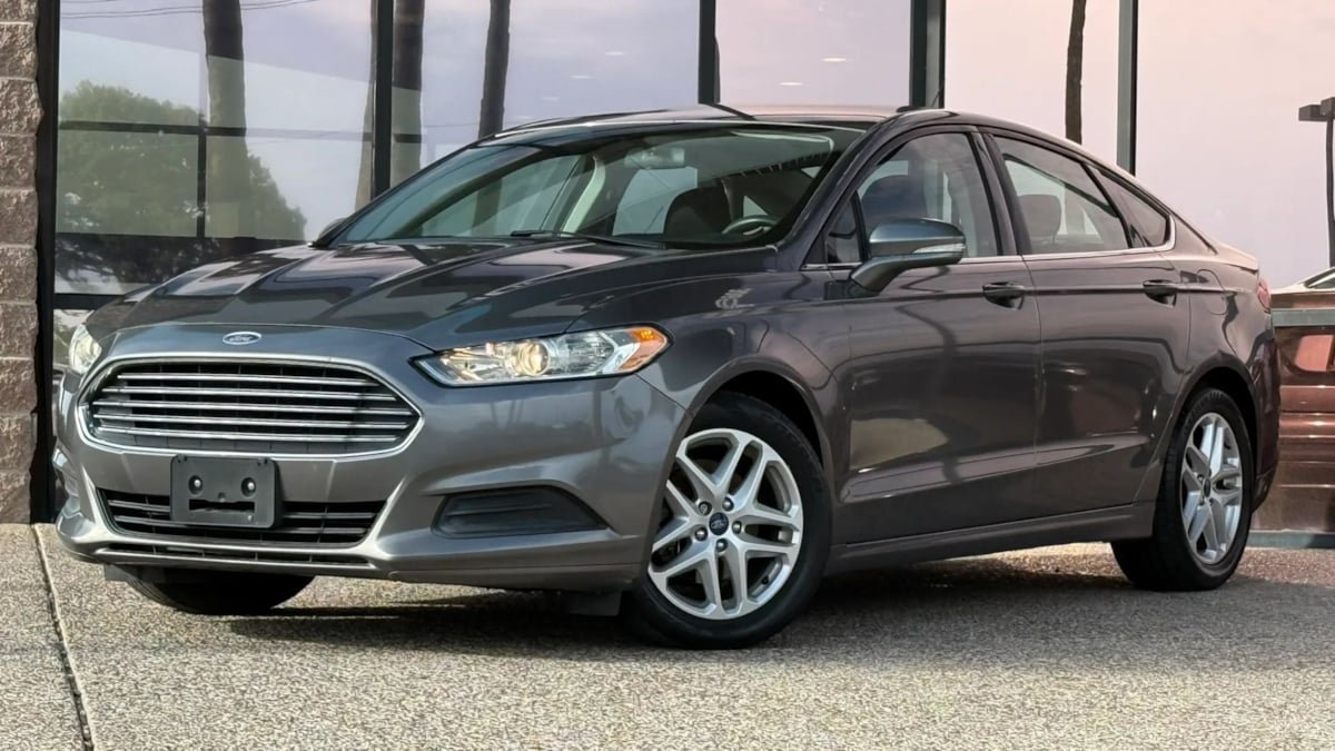 Used 2014 Ford Fusion SE FWD image 2