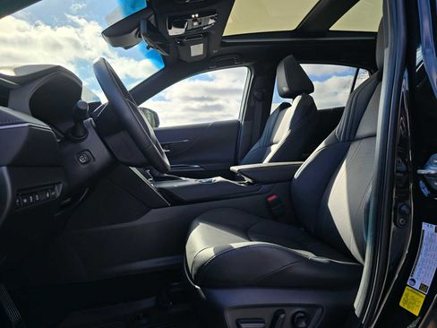 Used 2024 Toyota Venza Limited image 20