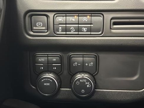Used 2023 Chevrolet Tahoe Z71 w/ Luxury Package AWD/4WD image 35