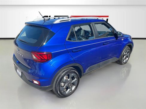 Used 2024 Hyundai Venue Limited image 7