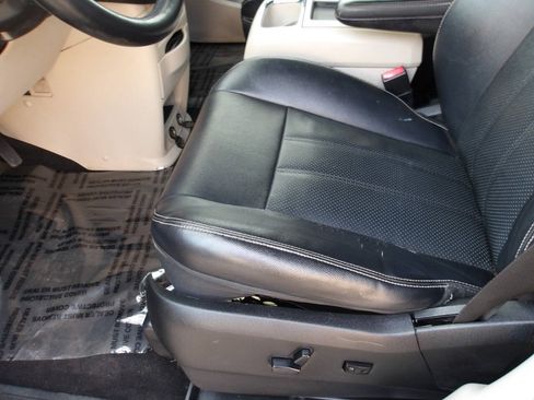 Used 2014 Chrysler Town & Country Touring-L w/ Driver Convenience Group FWD image 20