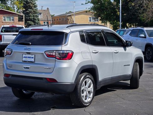 Used 2024 Jeep Compass Latitude image 11