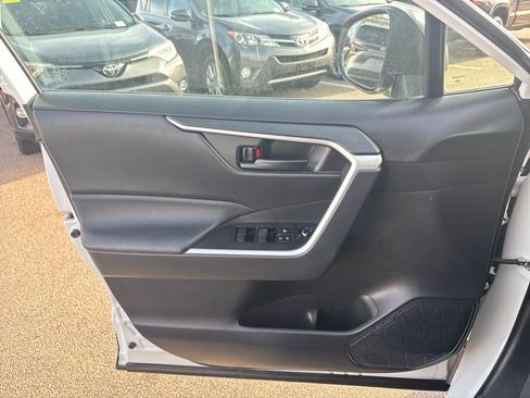 Used 2021 Toyota RAV4 LE image 32