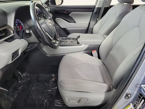 Used 2022 Toyota Highlander LE FWD image 19