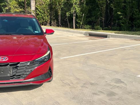 Used 2023 Hyundai Elantra Limited w/ Preferred Accessory Package FWD image 3
