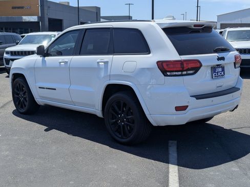 Used 2020 Jeep Grand Cherokee Altitude RWD image 4