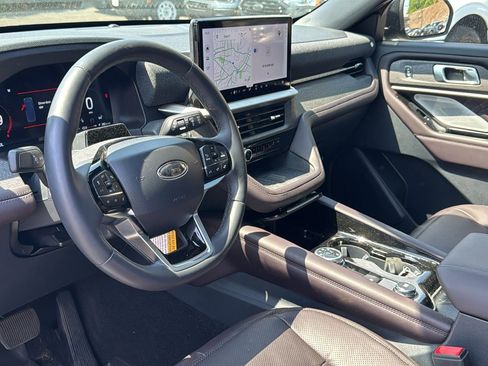 Certified 2025 Ford Explorer Platinum w/ LUX Leather Package AWD/4WD image 16