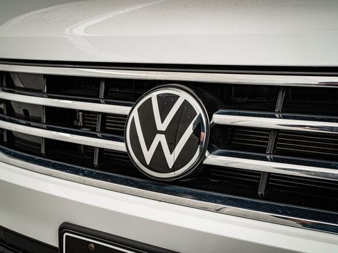 Used 2023 Volkswagen Tiguan SE w/ Panoramic Sunroof Package image 3