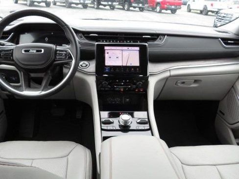 Used 2022 Jeep Grand Cherokee Overland image 2