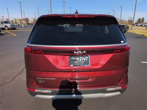 Used 2022 Kia Carnival LX image 5