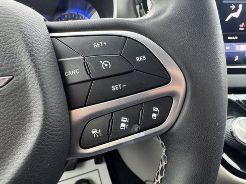 Used 2022 Chrysler Pacifica Touring-L image 19