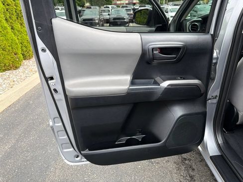 Used 2017 Toyota Tacoma SR5 w/ Tow Package AWD/4WD image 17