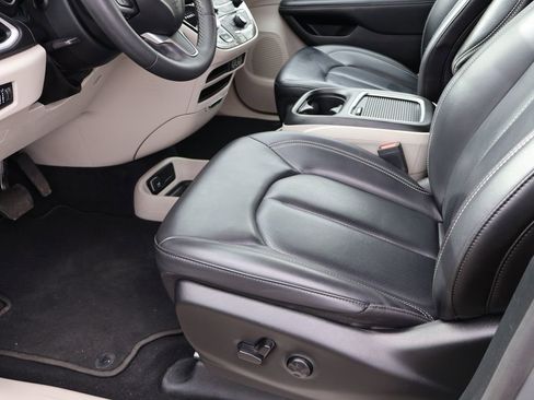 Used 2023 Chrysler Pacifica Touring-L FWD image 20