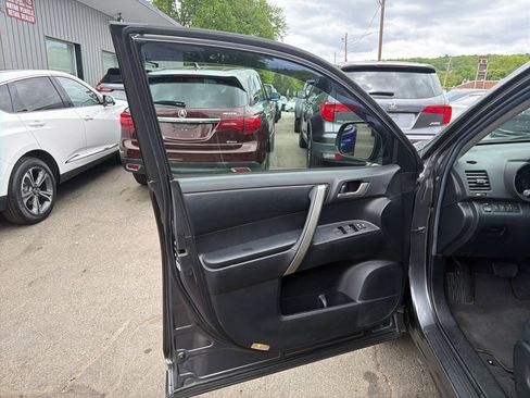 Used 2012 Toyota Highlander SE w/ Tow Pkg AWD/4WD image 13