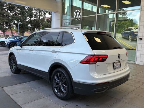 Used 2023 Volkswagen Tiguan SE w/ Panoramic Sunroof Package FWD image 3