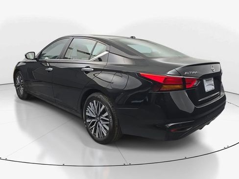 Used 2025 Nissan Altima 2.5 SV image 7