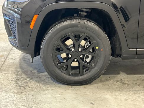 New 2026 Jeep Grand Cherokee Altitude image 11