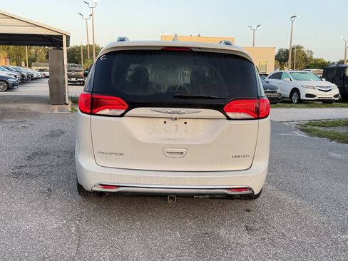 Used 2017 Chrysler Pacifica Limited FWD image 6