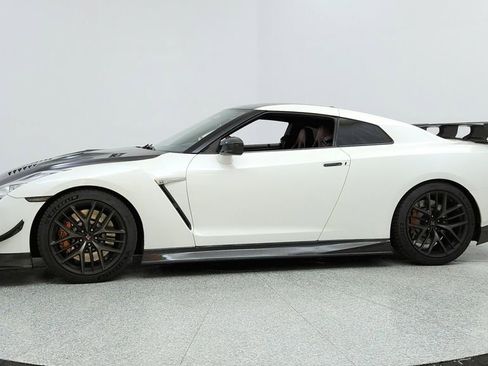 Used 2017 Nissan GT-R Premium w/ Premium Interior Package image 2