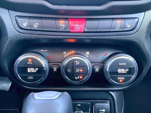 Used 2016 Jeep Renegade Latitude image 31