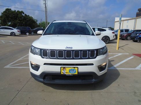 Used 2018 Jeep Compass Latitude w/ Popular Equipment Group FWD image 2