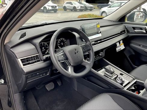 New 2025 Mitsubishi Outlander ES image 6