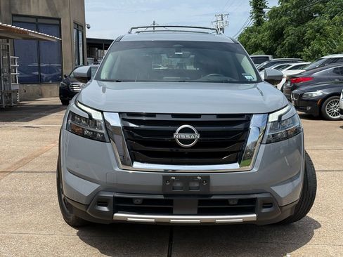 Used 2023 Nissan Pathfinder Platinum FWD image 2